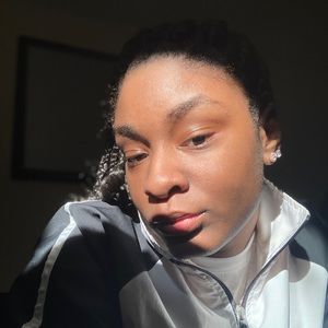 Meet your Posher, Adara